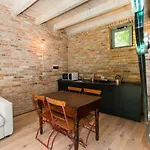 Апартаменты Presso Cascina La Melagrana Костильоле-д'Астри
